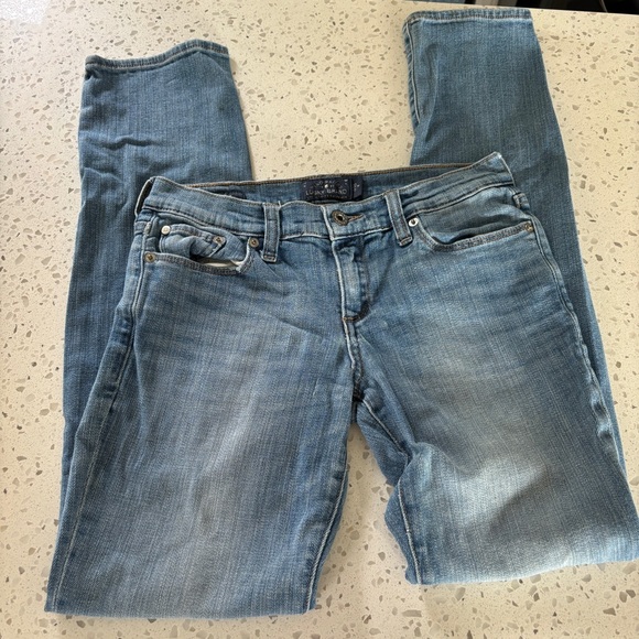 SOLD Lucky Brand Women’s 0/25 Regular Low Rise Light Blue Wash Straight Leg - Picture 1 of 6
